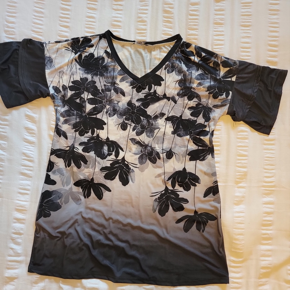 Beautiful NWOT Lily Patterned Shirt